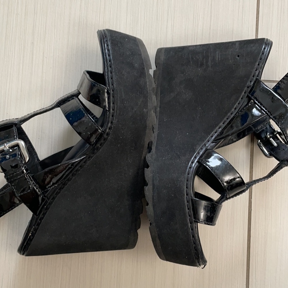 Authentic Prada. Patent leather. Excellent condition. Extremely comfortable - Picture 4 of 5